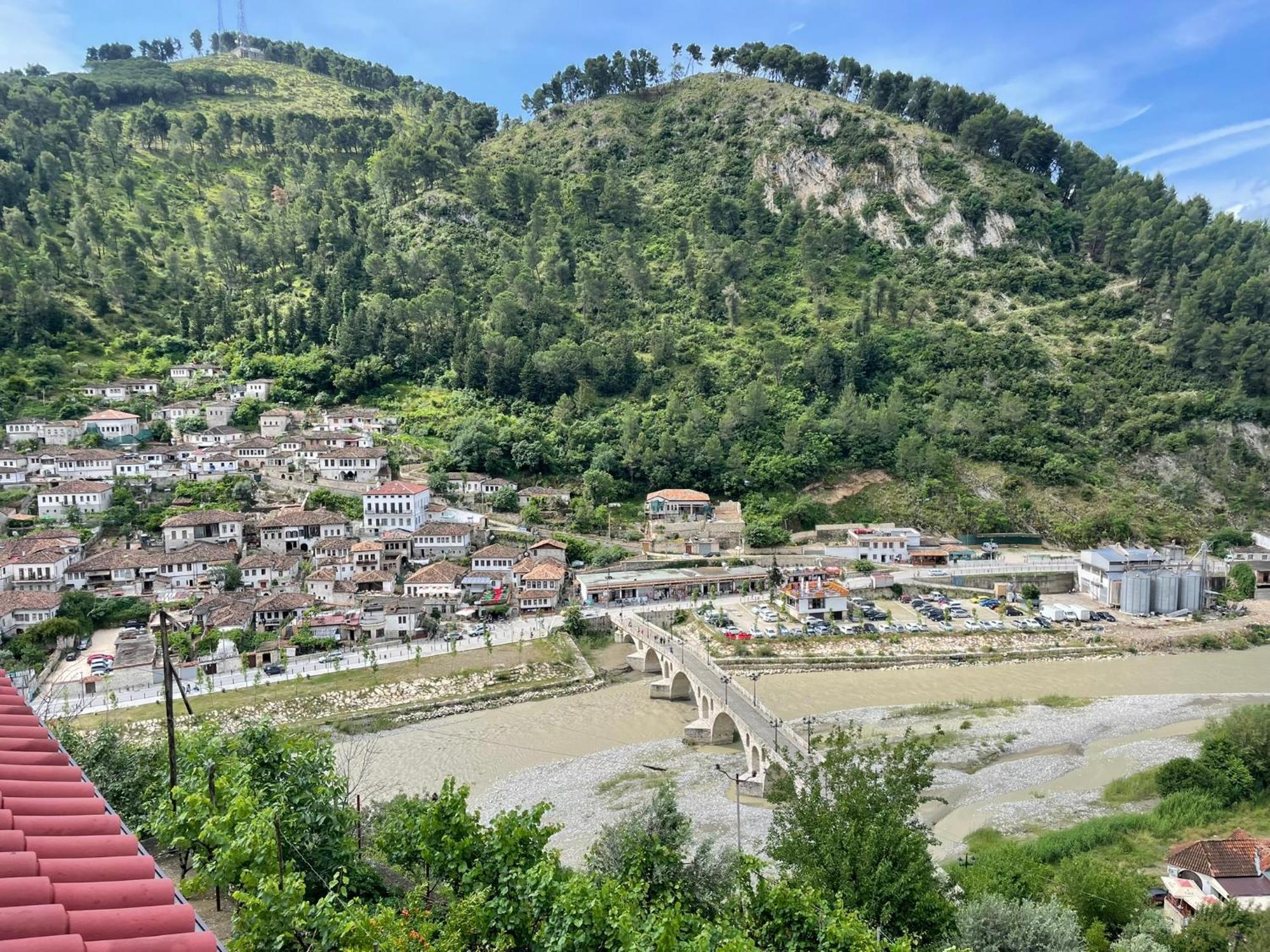 Vila Luen Berat Exterior foto
